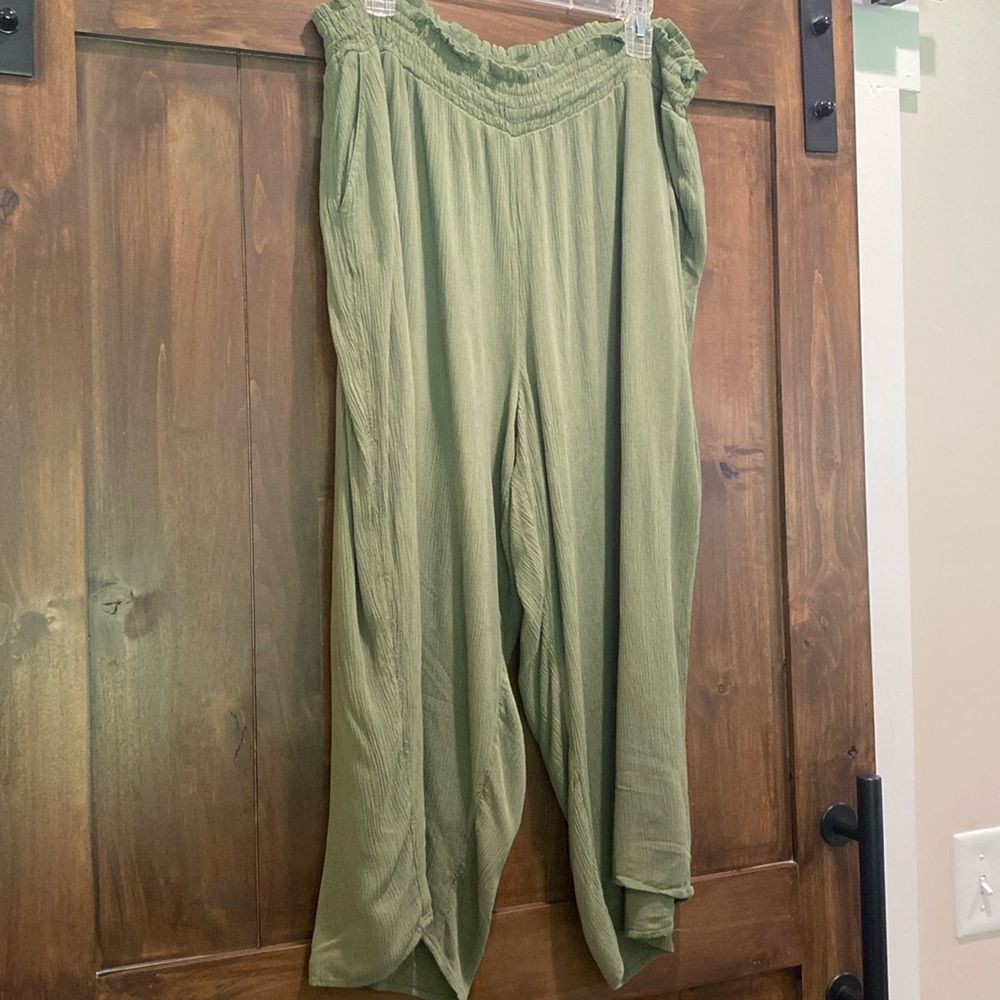 E752-Catherine's Olive Paper Capri Wide Leg Elastic Waist Sz. 2X